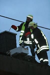 Bild: Mit einem Kehrgerät wurde der Schornstein gereinigt (Foto: Heike Blum)