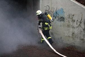 Bild: Der Angriffstrupp geht unter PA vor in den völlig verrauchten Tunnel (Foto: Heike Blum )