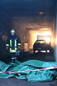 Bild: Vom anderen Ende des Tunnel ein Blick zu dem verunfallten und in Brand geratenen Fahrzeug (Foto: Heike Blum )