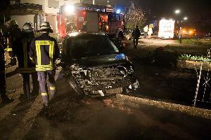 Bild: Dieses am Fahrbahnrand geparkte Fahrzeug wurde mehrere Meter weit geschleudert