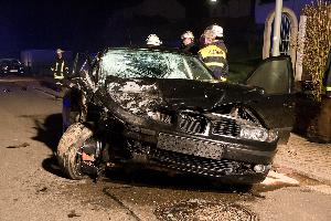 Bild: Am Fahrzeug des Unfallverursachers entstand Totalschaden