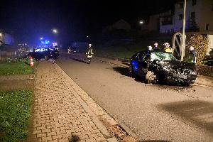 Bild: Das Unfallfahrzeug schleuderte nach dem Aufprall noch mehrere Meter weiter