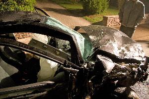 Bild: Besonders an der Beifahrerseite wird die Wucht des Aufpralls deutlich