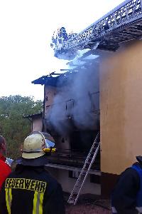 Bild: Noch immer dringt dichter Rauch aus den Räumen des Wohnhauses