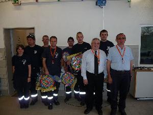 Bild: Wehrführer H.J. Recktenwald, Gemeindejugendwart K. Paul, Jugendwarte der Gemdeinde Eppelborn