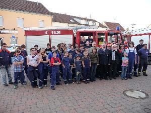 Bild: Gruppenbild aller Teilnehmer mit Gästen