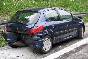 Bild: Ein weiteres Fahrzeug war in den Unfall verwickelt und wurde erheblich beschädigt