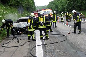 Bild: Die Autobahn A1 musste für die Lösch- und anschließenden Bergungsarbeiten für rund eine Stunde voll gesperrt werden