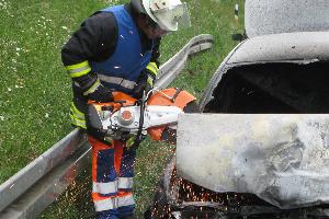 Bild: Mit einem Trennschleifer wurde die Motorhaube abgetrennt