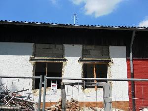 Bild: Die großen Fenster müssen neuen kleineren Fenstern weichen - Energiesparmaßnahmen