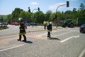 Bild: Die Ölspur wurde mit Bindemitteln abgestreut