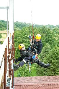 Bild: Übung der Höhenrettungsgruppe: Retten im Hängesitz