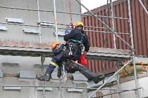 Bild: Übung der Höhenrettungsgruppe: Retten im Hängesitz