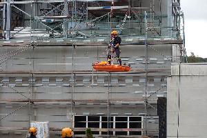 Bild: Übung der Höhenrettungsgruppe: Retten mit der Schrägseilbahn