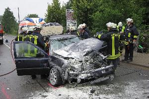 Bild: Bei dem Verkehrsunfall in der Dirminger Straße erlitt eine Rentnerin Verletzungen der Wirbelsäule und musste von der Feuerwehr aus ihrem Fahrzeug befreit werden