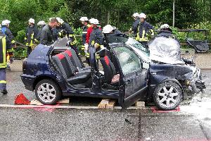 Bild: Das Unfallfahrzeug nach der technischen Rettung: Dach und hintere Seitentüren wurden entfernt, um die Patientin schonend zu retten