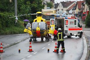 Bild: Rettungshubschrauber Christoph 16 an der Einsatzstelle (Foto: www.pictureswelt.de)