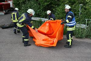 Bild: Aufbau der Faltbehälter zur Löschwasserversorgung
