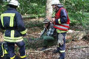 Bild: Betreuung eines verletzten Waldarbeiters