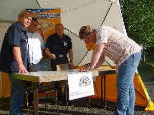 Bild: Auch der neu gegründete Förderkreis des LBZ Bubach - Calmesweiler beteiligte sich an den "Tagen der offenen Tür" mit einem Informationsstand.