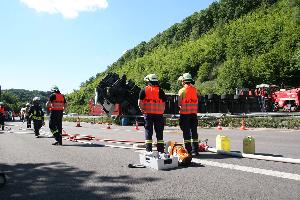 Bild: Umgestürzter Sattelzug auf der Autobahn in Höhe der Anschlussstelle Eppelborn