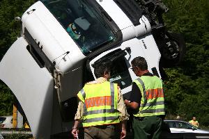 Bild: Zahlreiche Einsatzkräfte der Polizei leiteten den Verkehr weiträumig an der Unfallstelle vorbei