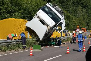 Bild: Die Leitplanken mussten zur Bergung des Sattelzugs im Unfallbereich entfernt werden