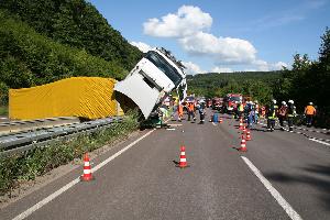Bild: Zahlreiche Kräfte von Polizei, Feuerwehr und Bergungsunternehmen waren vor Ort im Einsatz