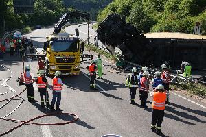Bild: Mit einem Kranausleger wurde die Zugmaschine gesichert