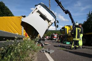 Bild: Bergungsarbeiten an der Unfallstelle