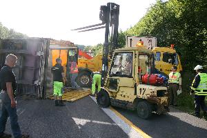 Bild: Mit einem Gabelstapler und in mühevoller Handarbeit wurde der Auflieger entladen