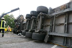 Bild: Umgestürzter Sattelzug auf der Autobahn A1 in Höhe Eppelborn