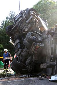 Bild: Umgestürzter Sattelzug auf der Autobahn A1 in Höhe Eppelborn