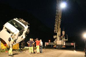 Bild: Die Bergungsarbeiten zogen sich bis weit in die Nacht