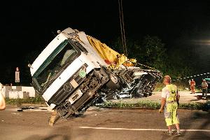 Bild: Mit Seilwinden und mit Untersützung durch den Kran wurde der Sattelzug aufgerichtet