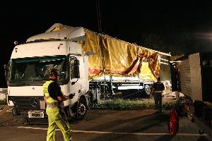 Bild: An Zugmaschine und Auflieger entstand Totalschaden