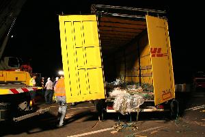 Bild: An Zugmaschine und Auflieger entstand Totalschaden