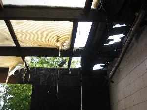 Bild: Zerstörtes Vordach und Dachkonstruktion im Bereich des Brandausbruchs