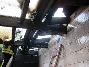 Bild: Zerstörtes Vordach und Dachkonstruktion im Bereich des Brandausbruchs