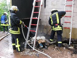 Bild: Löscharbeiten am Sportlerheim in Hierscheid