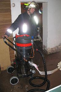 Bild: Der Löschbezirk Bubach-Calmesweiler war mit einem speziellen Wassersauger im Einsatz