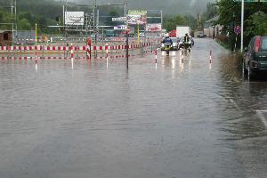 Bild: Das Wasser staute sich bis auf den Parkplatz "Am Güterbahnhof"