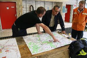 Bild: Löschbezirksführer Dr. Frank Schwan (links) und Wehrführer Hermann Josef Recktenwald (mitte) bei der Einsatzplanung im Lagezentrum