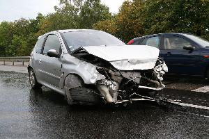 Bild: Der Fahrer dieses Fahrzeugs kam auf regennasser Fahrbahn ins Schleudern und krachte in die Mittelleitplanke