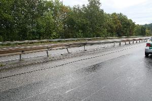 Bild: Das Fahrzeug war auf regennasser Fahrbahn in die Mittelleitplanke geschleudert