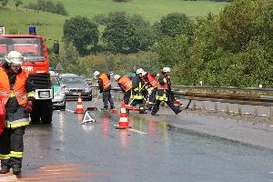Bild: Die Feuerwehr beseitigte Trümmerteile von der Fahrbahn