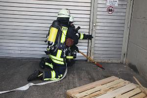 Bild: Vorgehen in die verrauchte Halle