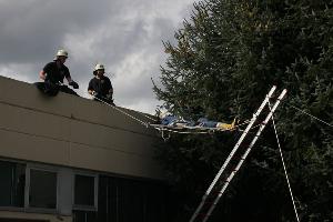 Bild: schonende Rettung einer Person über den Leiterhebel