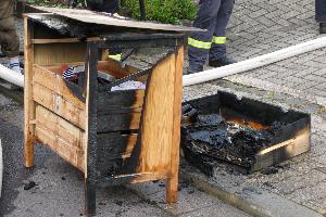 Bild: Die betroffenen Möbel wurden nach draußen gebracht und abgelöscht