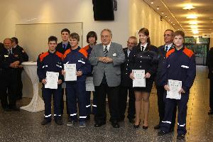 Bild: Jennifer Hell, Alex Meiser, Kevin Scupin, Andreas Kühn, Steven Bungert, Christopher Steil, Florian Ruschel und Jannik Kolling wurden von der Jugendfeuerwehr in die Einsatzabteilung ihrer Löschbezirke übernommen (nicht vollzählig)